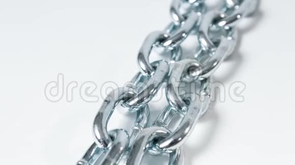 坚固的钢链连接安全标志白色背景视频的预览图