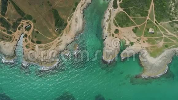 令人惊叹的蓝色沙滩线无人机4k飞行在意大利视频的预览图