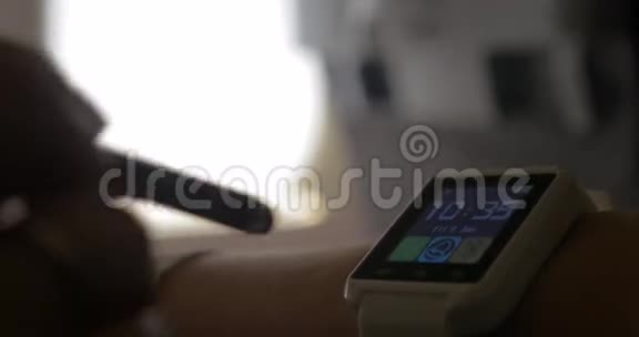 选择智能手表上的设置视频的预览图
