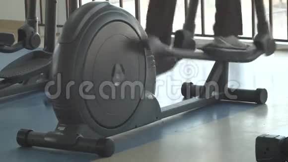 健身房的椭圆操视频的预览图