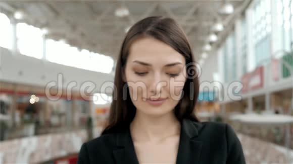 在购物中心购物的充满异国情调的女性商店或机场候机楼里自信微笑的商务女性的亲密画像视频的预览图