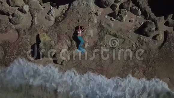 穿着美人鱼服装的女孩在巴厘岛海滩视频的预览图