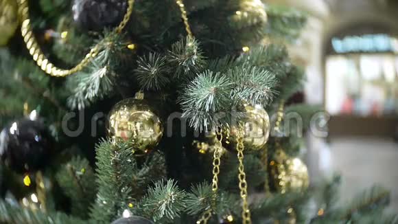金球和铁链新年和抽象模糊的购物中心背景与圣诞树装饰视频的预览图