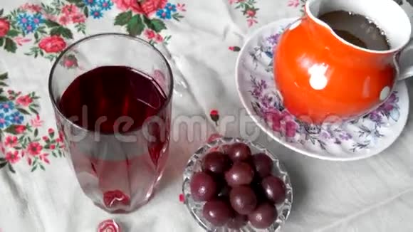 水晶杯加水果饮料玻璃杯旁的樱桃蜂蜜在罐子里视频的预览图