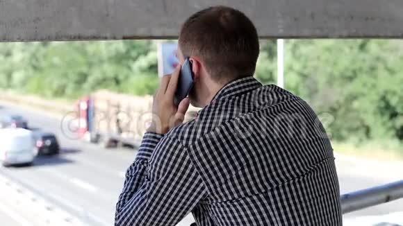 男人在户外使用电话视频的预览图