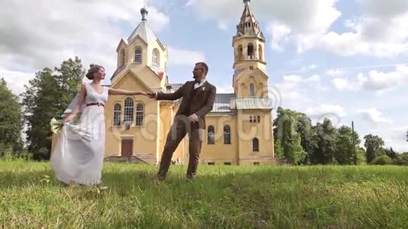 新婚夫妇在教堂附近跳舞视频的预览图