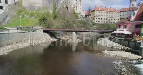 在塞斯基克鲁姆洛夫的河上飞行美丽的鸟瞰城堡视频的预览图