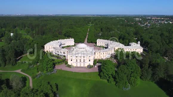 帕夫洛夫斯克宫从上面看到的俄罗斯圣彼得堡居民区视频的预览图