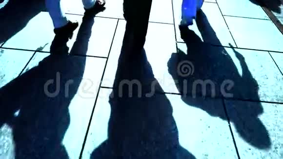 人们的剪影观步行的行人影子视频的预览图
