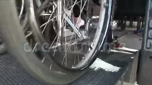 轮椅被放置在坡道上视频的预览图