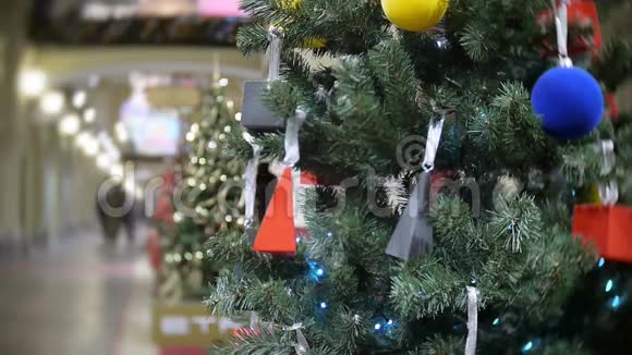 几何图形球新年和抽象模糊的购物中心背景与圣诞树装饰视频的预览图