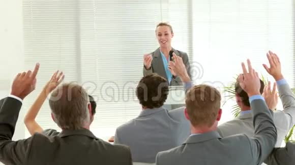 商务人士在会议期间提问视频的预览图