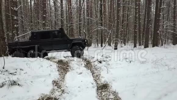 SUV6x6在冬季森林中战胜越野视频的预览图