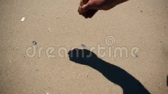 海浪冲刷着写在沙滩上的生命视频的预览图