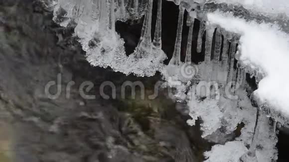 美丽的冷流淡水河水冰宏观视频视频的预览图