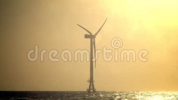 日落时的风车风力涡轮机发电剪影视频的预览图