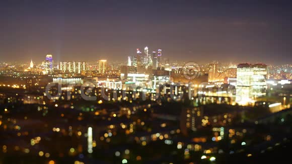 从城市夜晚的高点拍摄的延时倾斜变换视频的预览图