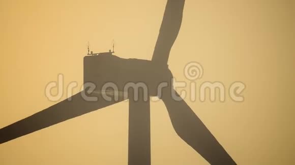 日落时的风车风力涡轮机发电剪影视频的预览图