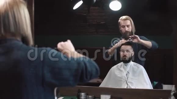 理发店男理发师理发视频的预览图