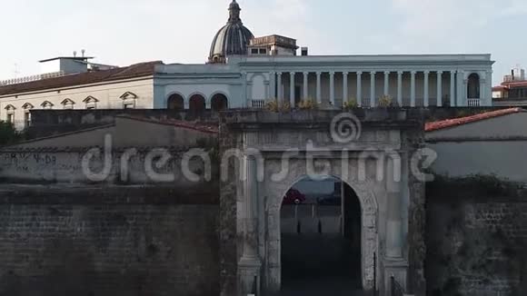 空中射击一个古老的意大利城市视频的预览图