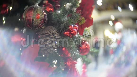 红色镜球和冷杉锥新年和抽象模糊的购物中心背景与圣诞树装饰视频的预览图