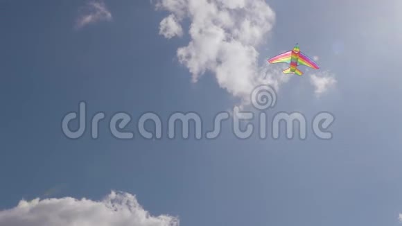 风筝在风和日丽的夏日天空中缓慢地飞翔视频的预览图