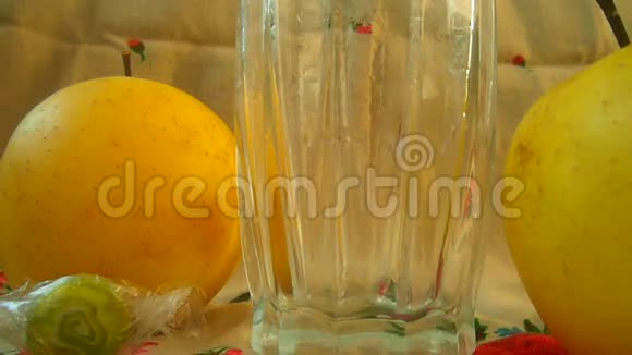 水晶杯和水果饮料苹果靠近一杯水果饮料视频的预览图