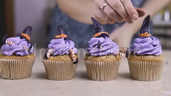 用糖霜帽和腿装饰纸杯蛋糕像女巫一样的松饼万圣节概念视频的预览图