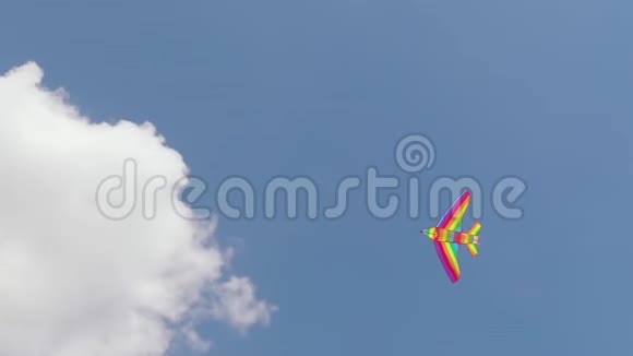 五颜六色的彩虹风筝在夏天的天空中缓慢地飞翔视频的预览图