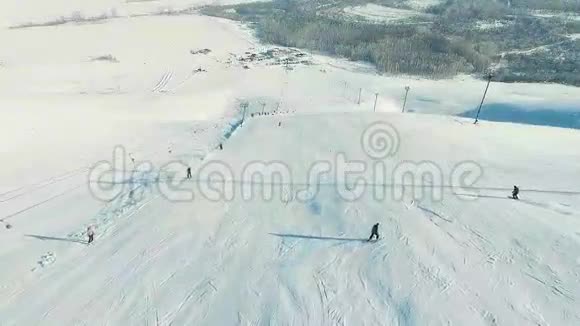 几个人骑着滑雪下山视频的预览图
