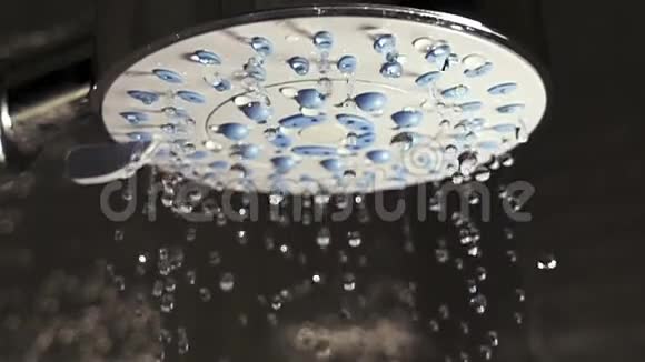 淋浴头的水滴慢动作视频的预览图