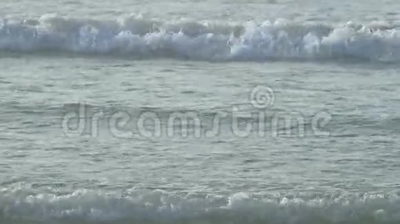 海上海滩附近的巨浪视频的预览图