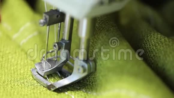 女工在缝纫机两针缝纫机女工手上的红色指甲工业缝纫机工作视频的预览图