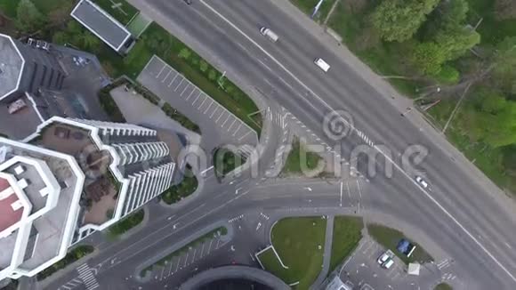 直升机飞过城市上空盘旋在直升机停机坪上视频的预览图