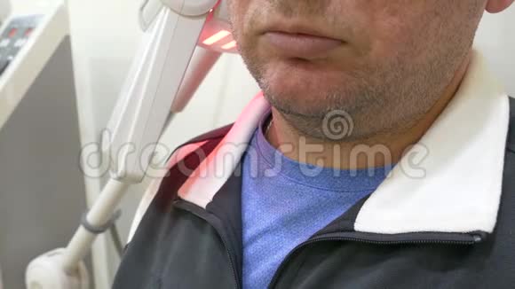在诊所接受紫外线热治疗的男子视频的预览图