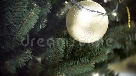 大金光球和灯光的滑块视图新年和抽象模糊的商场背景与圣诞节视频的预览图
