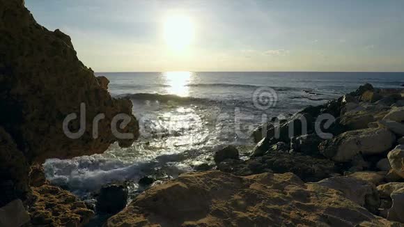 Caesarea岸上溅起的海浪视频的预览图