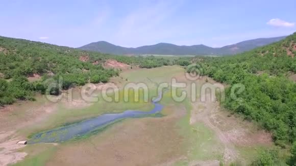 排水人工湖小山河空中观景自然概念视频的预览图