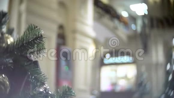 滑出金色哑光和镜面球新年和圣诞树模糊的购物中心背景视频的预览图