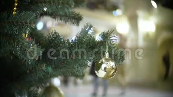 小金镜球新年和抽象模糊的购物中心背景与圣诞树装饰视频的预览图