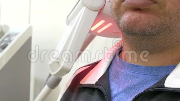 在诊所接受紫外线热治疗的男子视频的预览图