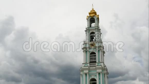 在圣三位一体的钟楼之上的云视频的预览图