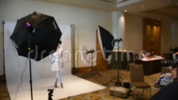 泰国女模特穿着靛蓝的衣服摆着新设计在摄影棚拍照视频的预览图