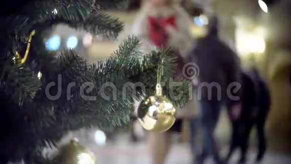 小金镜球的滑动视图新年和圣诞树模糊的购物中心背景视频的预览图