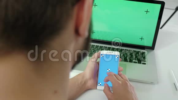 在一个年轻的白人男子的肩膀上拍摄的笔记本电脑绿色屏幕色度键20秒4K视频的预览图