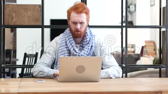 沮丧的男人尖叫在办公室的笔记本电脑上工作视频的预览图