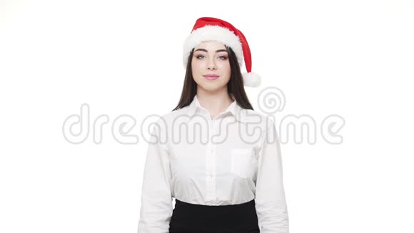 慢动作快乐的年轻商务女性给包裹圣诞盒相机视频的预览图