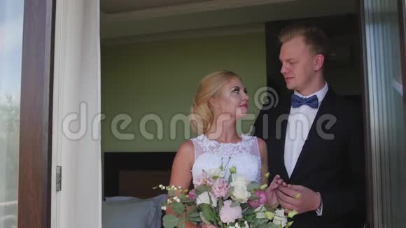 新娘和新郎在旅馆房间见面婚礼前的会议视频的预览图