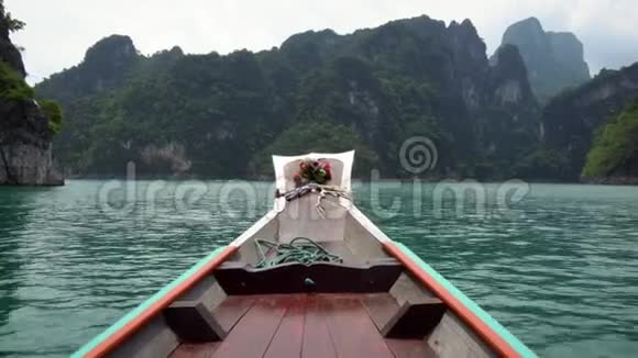 传统的木长尾船鼻子从水中升起的石灰石悬崖的正面景观位于视频的预览图
