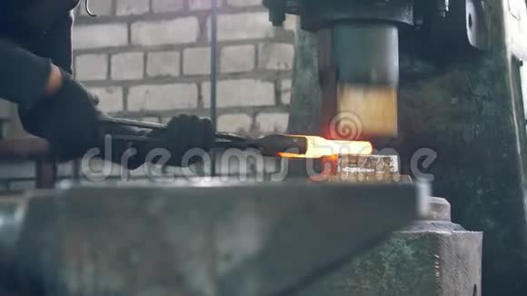 男子铁匠在机械锤上锻造金属小生意视频的预览图